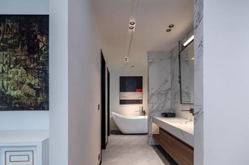 a bathroom with a tub and a sink at 诺亚度假酒店 in Luang Prabang