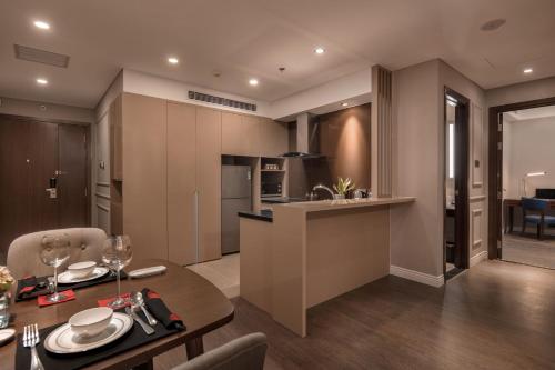 Η κουζίνα ή μικρή κουζίνα στο Beachfront Luxury Apartment in Altara Building - Da Nang
