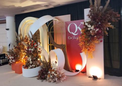 a exhibit with flowers in pots on a table at Grand Palace Hotel in Miri