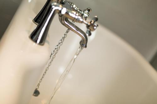 a chain is attached to a sink at The Inn at Loch Tummel in Tummel Bridge