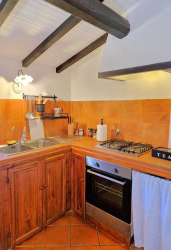 a kitchen with a stove and a sink at Borgo Melograno in Chiusi