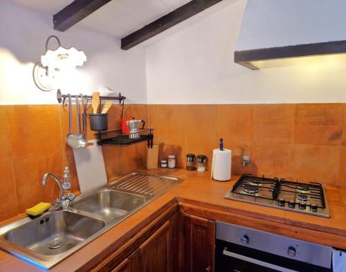 a kitchen with a sink and a stove at Borgo Melograno in Chiusi