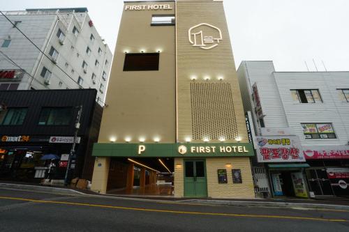 a building with a first hotel on a city street at First Hotel Geoje in Geoje 