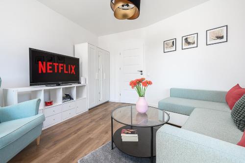 Lumina luxury apart for family next to Księży Młynにあるテレビまたはエンターテインメントセンター