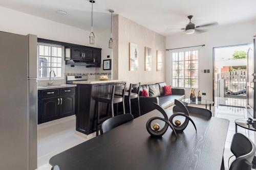 una cucina e un soggiorno con tavolo e sedie di 6 Bedrooms Close to the Sea Puerto Plata Center a San Felipe de Puerto Plata
