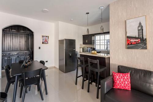 Cucina o angolo cottura di 6 Bedrooms Close to the Sea Puerto Plata Center