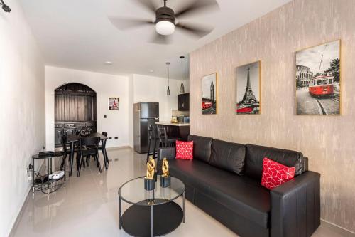 un soggiorno con un divano nero e un tavolo di 6 Bedrooms Close to the Sea Puerto Plata Center a San Felipe de Puerto Plata