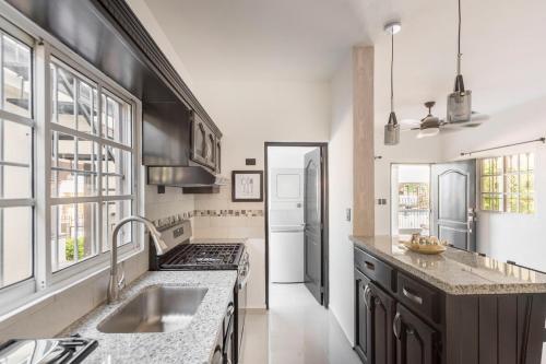 una cucina con lavello e fornello di 6 Bedrooms Close to the Sea Puerto Plata Center a San Felipe de Puerto Plata