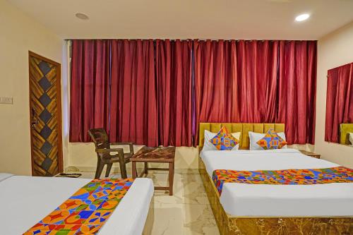 Katil atau katil-katil dalam bilik di FabHotel Golden Rivaah