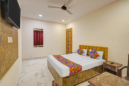 Katil atau katil-katil dalam bilik di FabHotel Golden Rivaah