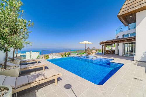 Casa Roque del Mar Private Villa with Heated Saltwater Pool, Jacuzzi & Ocean Views