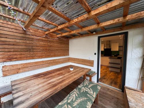 a room with a sauna with a wooden wall at Modernes Serviced Apartment - FeWo Land Idyll in Dürrnberg