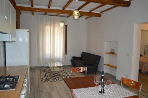 a living room with a couch and a table at Appartamento Emili Crete Senesi in Asciano