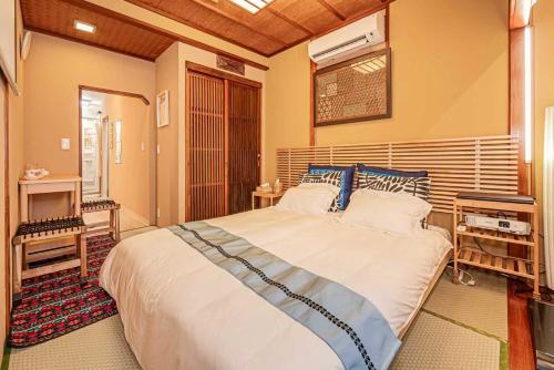 a bedroom with a large bed in a room at Hotel Ginnan in Tokyo