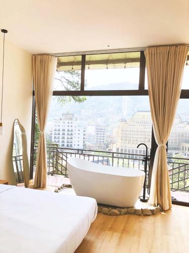 a large bath tub in a room with a window at Dreamy Homestay Tam Đảo in Tam Ðảo