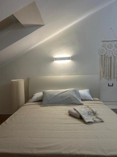 Un dormitorio con una cama grande con luz. en Maison di Pino, en Pino Torinese