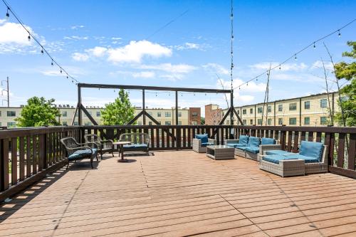 a deck with couches and chairs on a balcony at Modern 4BR Elegant Living - Downtown NOLA in New Orleans