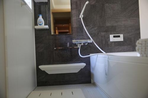 Un baño con ducha, inodoro y lavabo. en 2 min to Kiyomizu Tera 's Japanese house Sousekyu, en Kioto