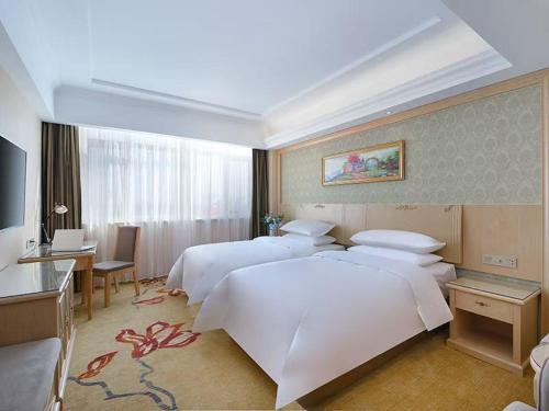Postel nebo postele na pokoji v ubytování Vienna Hotel Linyi Economic Development Zone