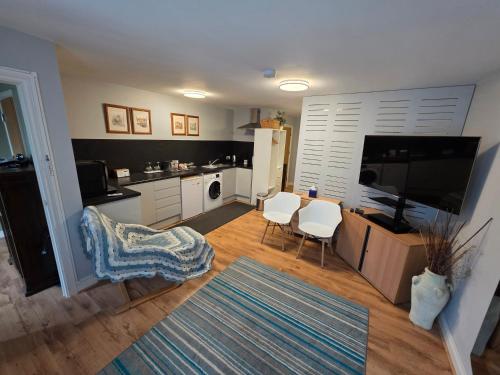 Ruang duduk di RANELAGH ROAD Apartment