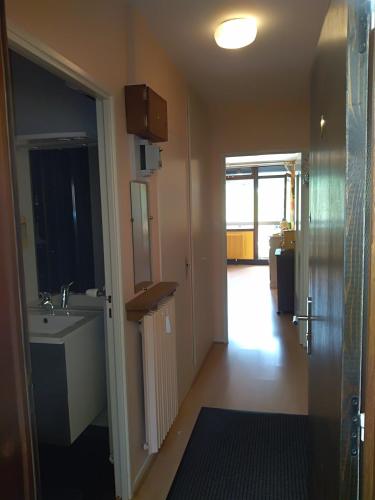 Un baño con lavabo, inodoro y espejo. en Mon Petit Canada, en Mittlach