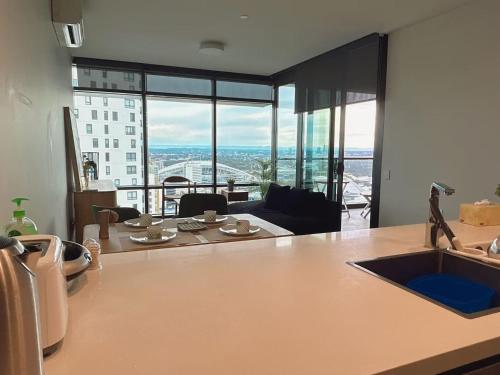 cocina con encimera y vistas a la ciudad en Luxury Sky Escape in Sydney Olympic Park, en Sídney