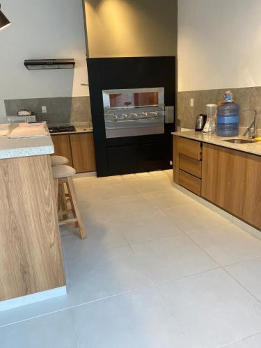 a large kitchen with a counter and an oven at Alojamiento de Samber Nuevo y Moderno in San Bernardino