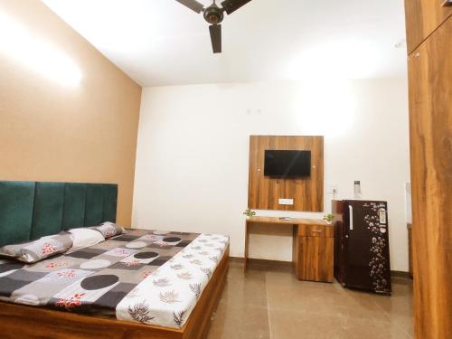 Ένα ή περισσότερα κρεβάτια σε δωμάτιο στο SYL HOTEL IV Four - Deluxe Rooms in Law Gate Phagwara