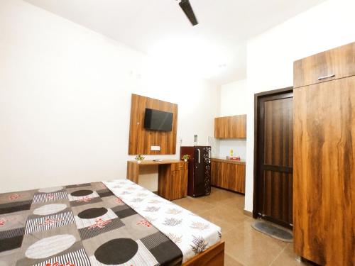 Ένα ή περισσότερα κρεβάτια σε δωμάτιο στο SYL HOTEL IV Four - Deluxe Rooms in Law Gate Phagwara