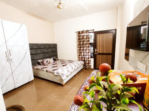 Ένα ή περισσότερα κρεβάτια σε δωμάτιο στο SYL HOTEL IV Four - Deluxe Rooms in Law Gate Phagwara