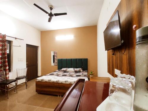 Ένα ή περισσότερα κρεβάτια σε δωμάτιο στο SYL HOTEL IV Four - Deluxe Rooms in Law Gate Phagwara