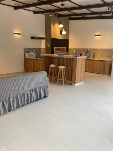 a room with a bed and a kitchen with a counter at Alojamiento de Samber Nuevo y Moderno in San Bernardino