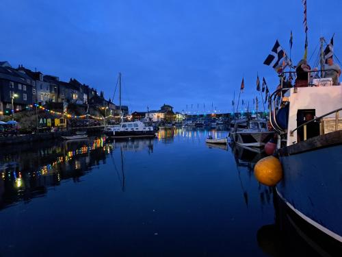 eine Gruppe von Booten, die nachts in einem Hafen anlegten in der Unterkunft Bell Tent 2 in St Austell