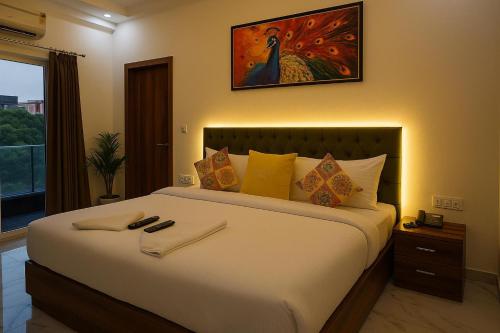Una cama o camas en una habitación de The Grove Hotels by Opulent Inn