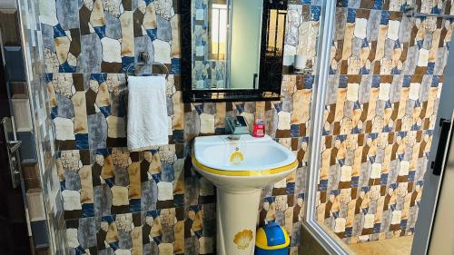 クマシにあるSunlit Top Floor with Starlink Wi-Fi and Laundry Machineのギャラリーの写真