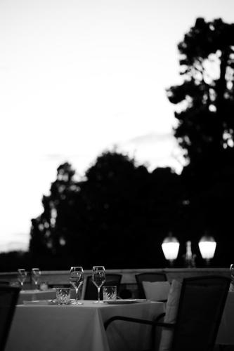 a table with wine glasses on top of it at Hotel Villa La Bollina in Serravalle Scrivia