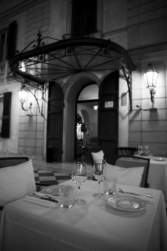 a table with a white table cloth and wine glasses at Hotel Villa La Bollina in Serravalle Scrivia