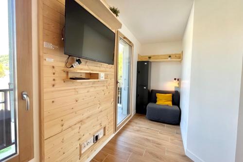 ein kleines Haus mit einem Flachbildfernseher an der Wand in der Unterkunft Refuge des Prés in Saint-Gervais-les-Bains