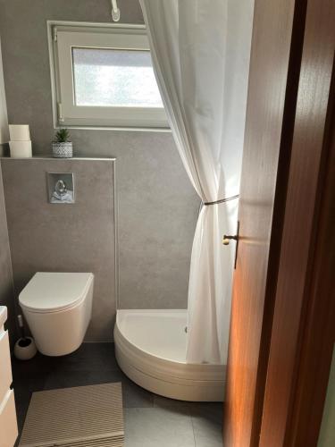 a bathroom with a white ceiling and a window at von Wiegen, Ferienwohnungen in Schneverdingen