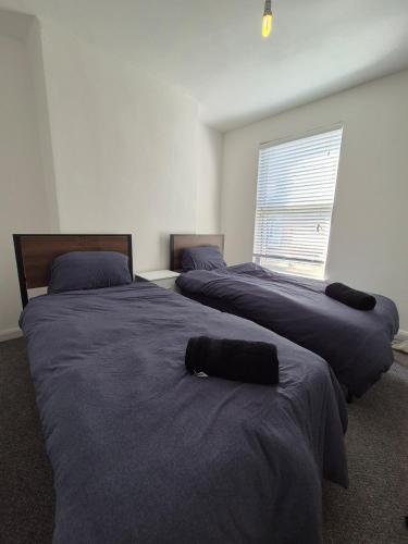 En eller flere senge i et værelse på Work & Explore a Home near City