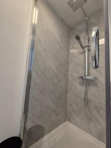 Et badeværelse på Work & Explore a Home near City