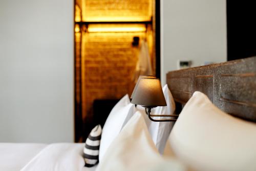 a lamp on the head of a bed at Shinta Mani Angkor in Siem Reap