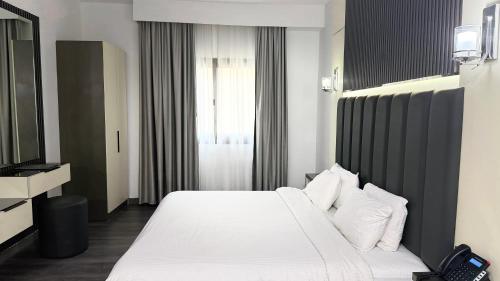 Letto o letti in una camera di Belvilla Royal Tulip Sharjah Aparthotel
