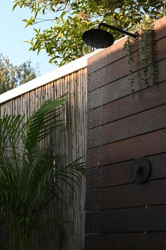 a wooden fence with a plant next to it at קאסה בלנקה- Casa Blanca רמות in Moshav Ramot