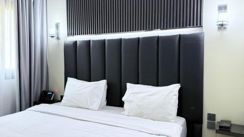 Letto o letti in una camera di Belvilla Royal Tulip Sharjah Aparthotel
