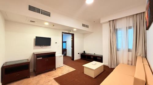 TV o dispositivi per l'intrattenimento presso Belvilla Royal Tulip Sharjah Aparthotel