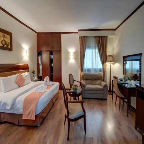 Letto o letti in una camera di Belvilla Royal Tulip Sharjah Aparthotel