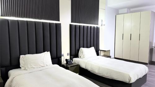 Letto o letti in una camera di Belvilla Royal Tulip Sharjah Aparthotel