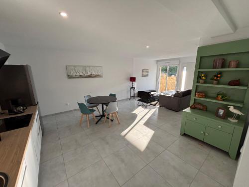 Μια τηλεόραση ή/και κέντρο ψυχαγωγίας στο Maison 1 chambre, 4 couchages
