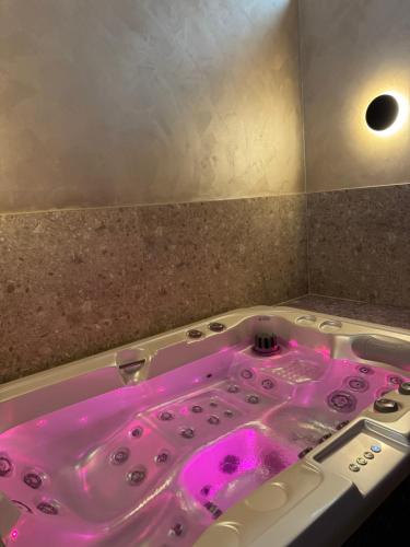プラハにあるSPA SPA Karlínのピンクのバスタブ(ピンクの照明付)が備わります。